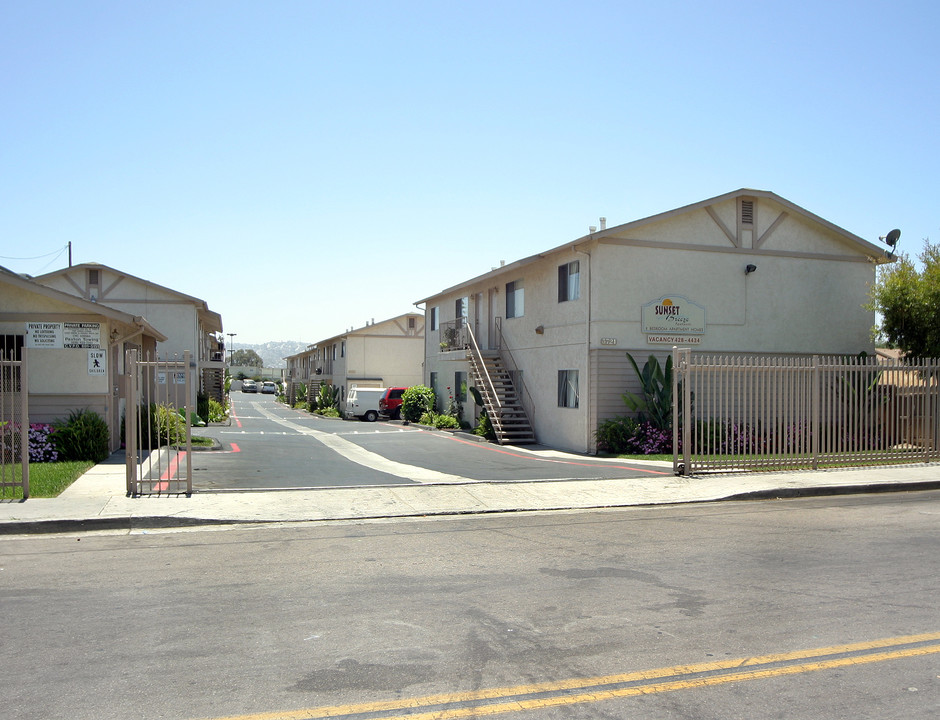 Sunset Breeze Apartments in San Diego, CA - Building Photo