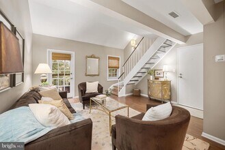 1403 E Abingdon Dr in Alexandria, VA - Building Photo - Building Photo