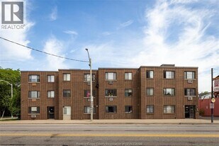 360 Tecumseh Rd W in Windsor, ON - Building Photo
