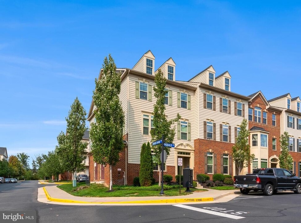 42237 Piebald Square in Aldie, VA - Building Photo