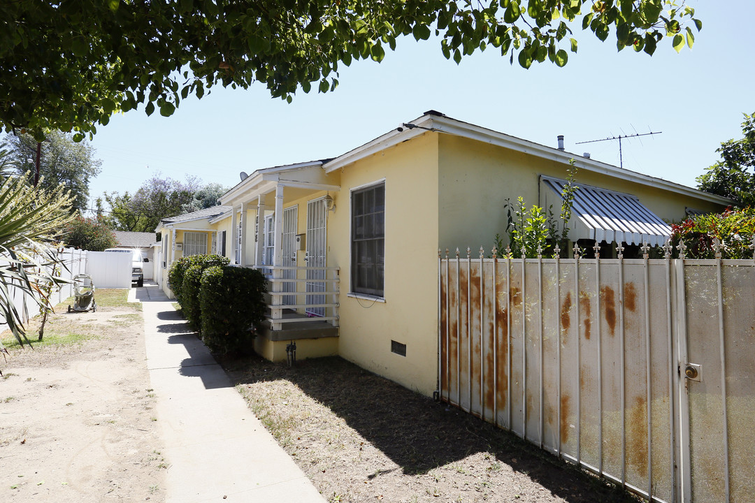 7038 Hazeltine Ave in Van Nuys, CA - Building Photo