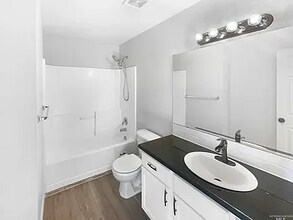 11708 W Trinity Ave in Nampa, ID - Foto de edificio - Building Photo