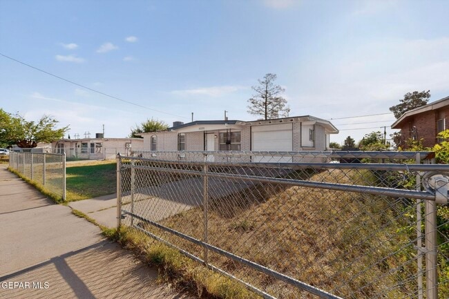 10370 Kellogg St in El Paso, TX - Building Photo - Building Photo