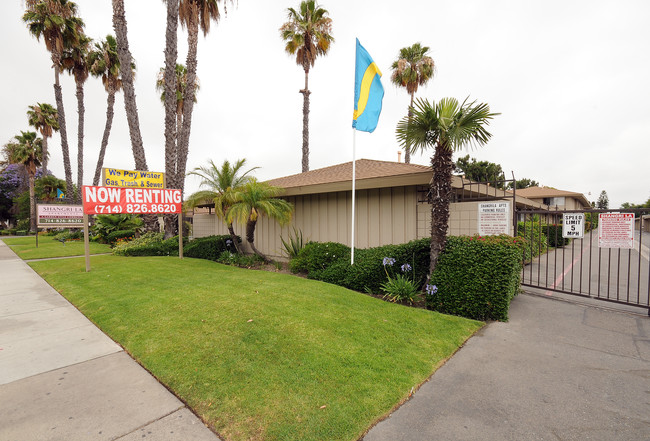 Pinewood Park Apartments in Anaheim, CA - Building Photo - Building Photo