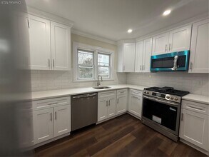 32 Dunwoodie St in Yonkers, NY - Building Photo - Building Photo