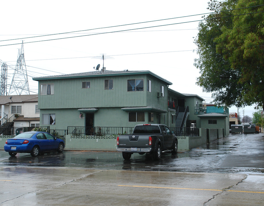 5915 Cahuenga Blvd in North Hollywood, CA - Foto de edificio