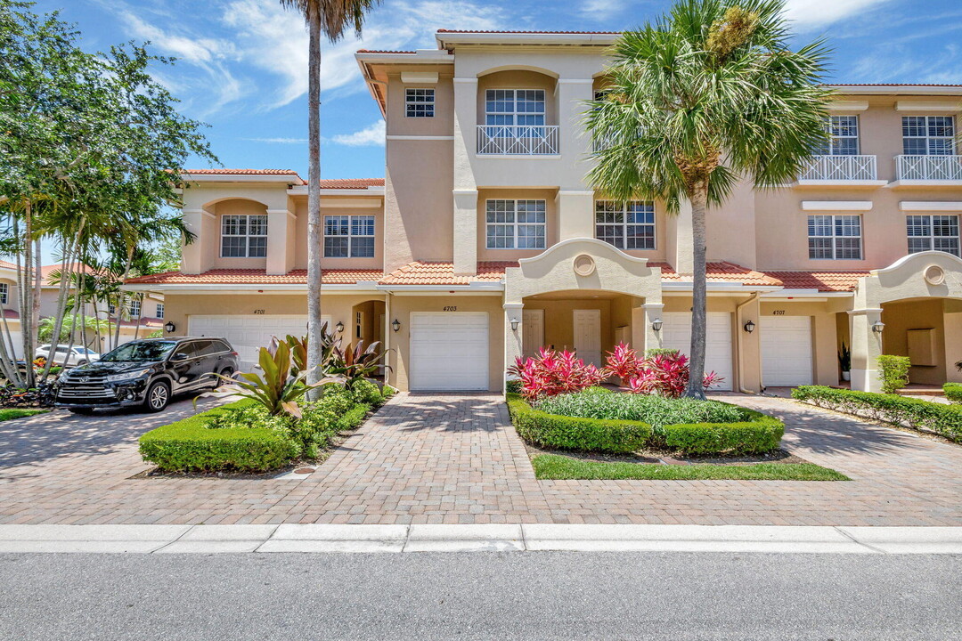 4703 Artesa Wy E in Palm Beach Gardens, FL - Foto de edificio