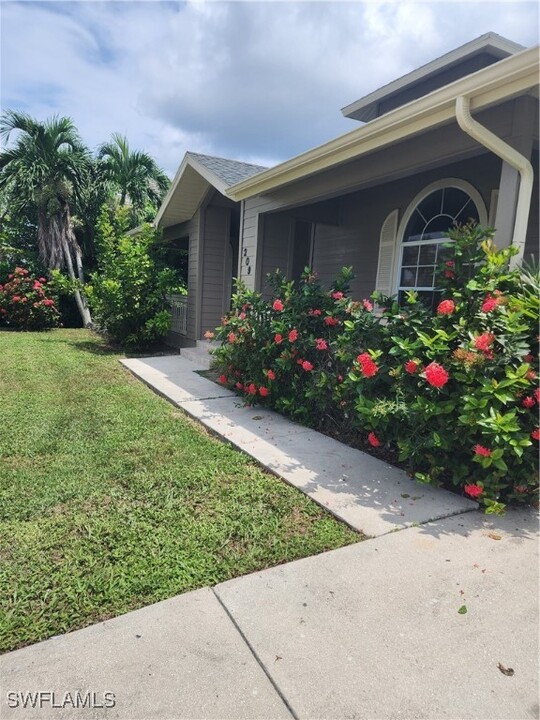 209 S Heathwood Dr in Marco Island, FL - Foto de edificio