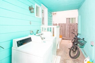 915 E Balboa Blvd in Newport Beach, CA - Building Photo - Building Photo