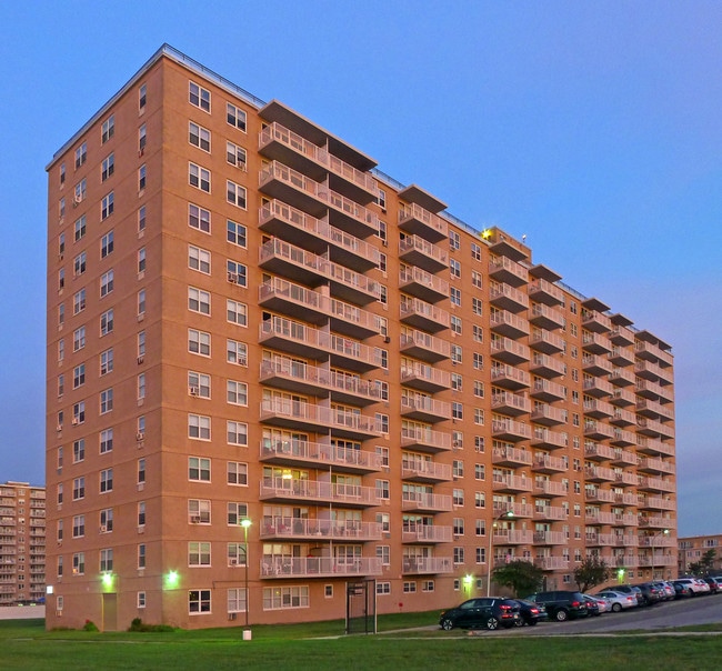 Dayton Towers West III in Far Rockaway, NY - Foto de edificio - Building Photo