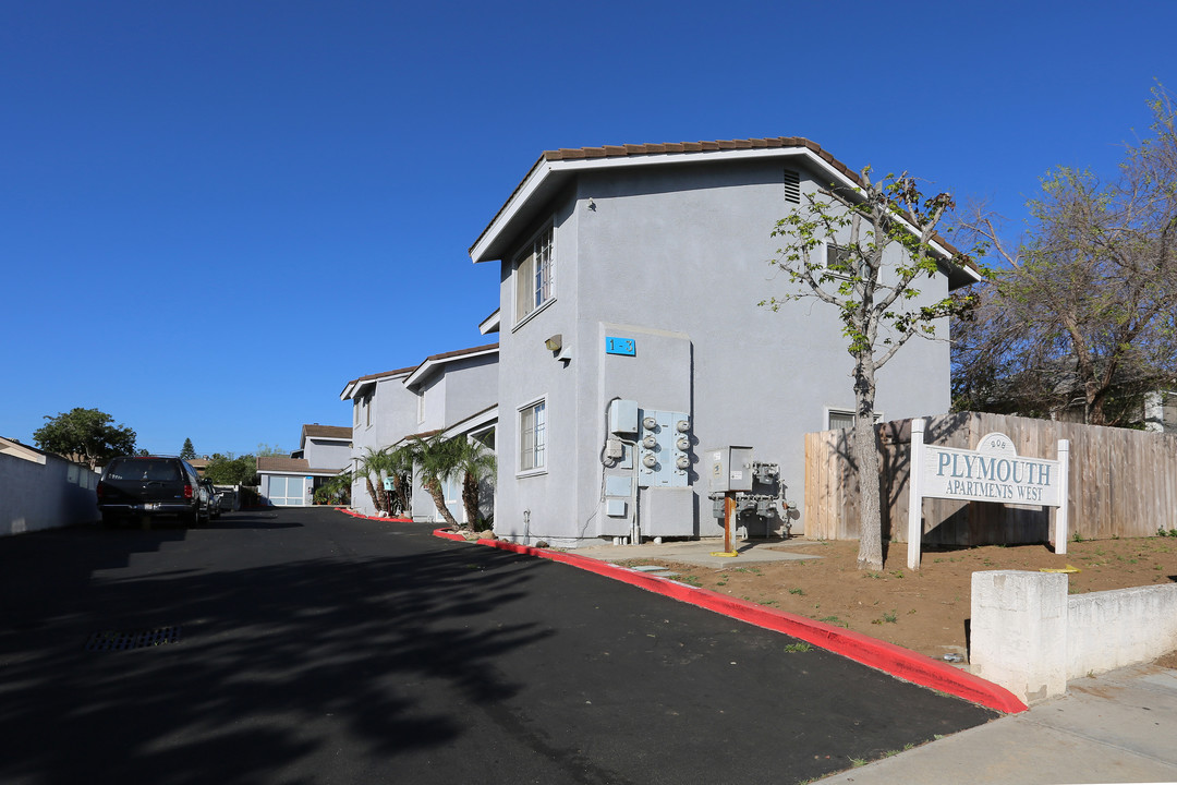 208 Plymouth Dr in Vista, CA - Building Photo