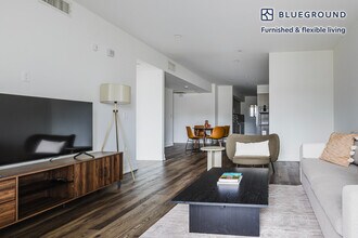 129 S Kings Rd in Los Angeles, CA - Building Photo - Building Photo