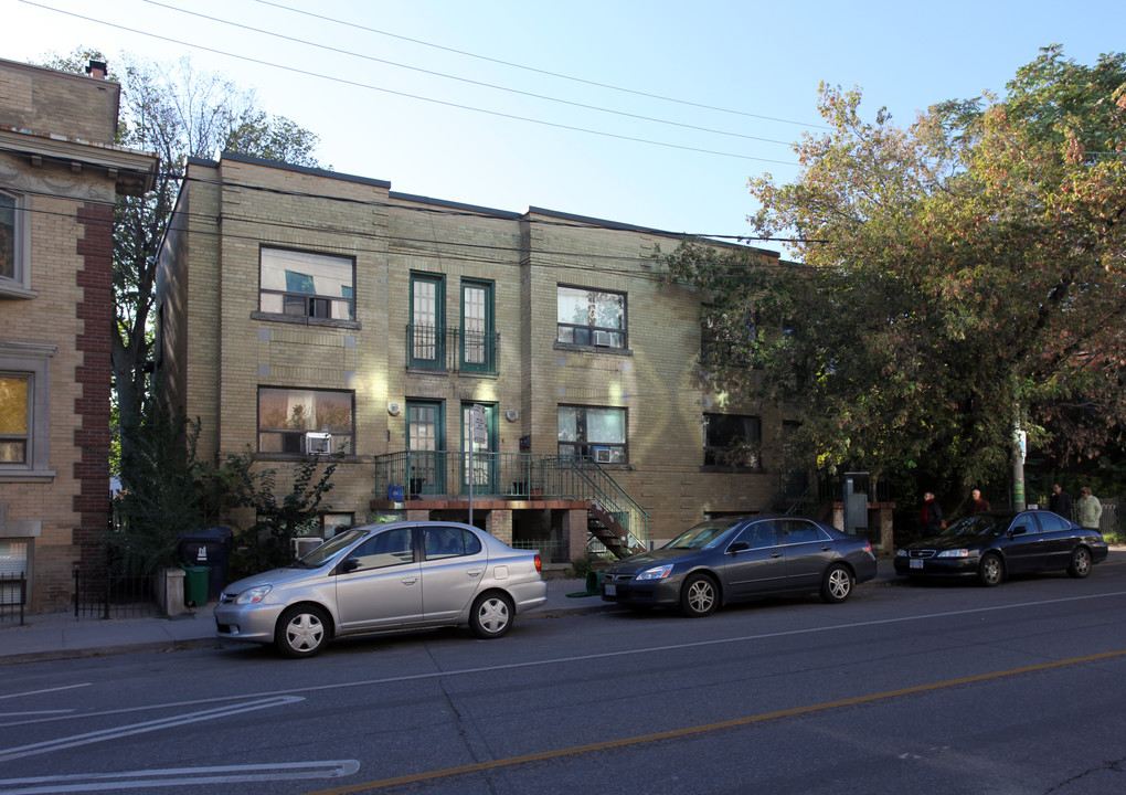 100-102 Beverley St in Toronto, ON - Building Photo