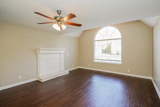 642 Knollwood Dr in La Vergne, TN - Foto de edificio - Building Photo