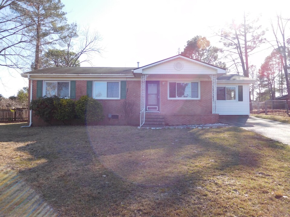 6125 Dandy Loop Rd in Fayetteville, NC - Building Photo