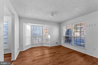 194 Darwin Ln in North Brunswick, NJ - Foto de edificio - Building Photo