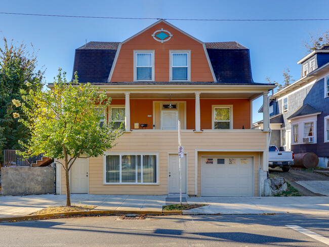 2334 E Burnside St in Portland, OR - Building Photo - Building Photo