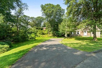 215 Oak Ave in Wyckoff, NJ - Building Photo - Building Photo