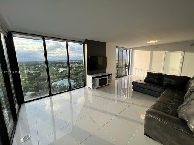 5300 Paseo Blvd in Doral, FL - Building Photo - Building Photo