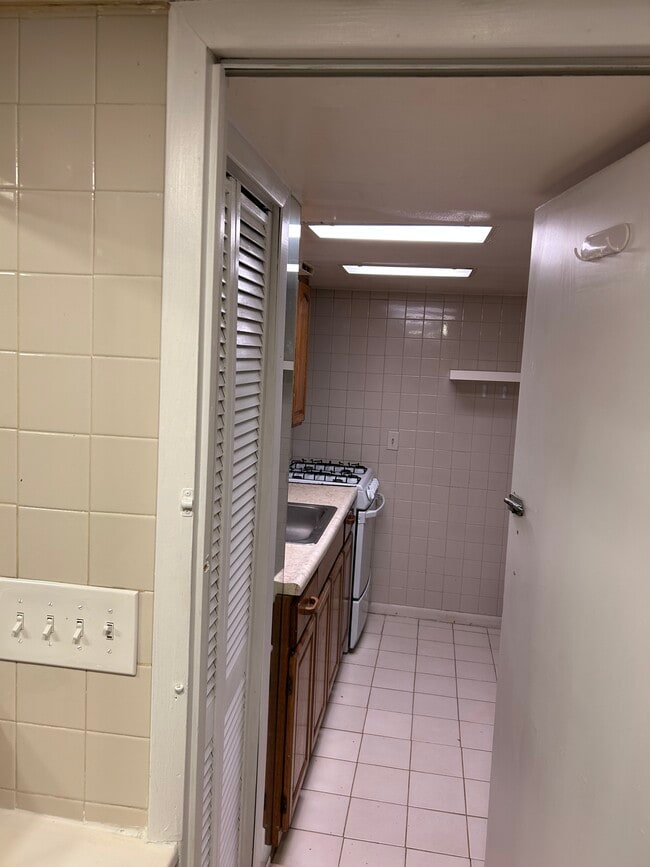 118 Sycamore St, Unit LowerLevel in West Hempstead, NY - Building Photo - Building Photo
