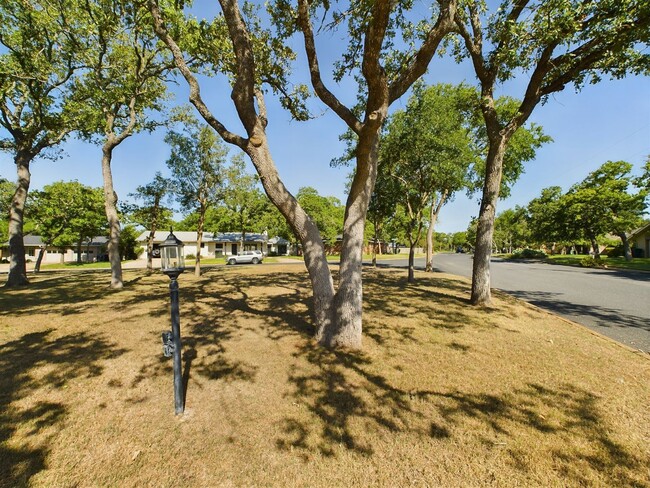 2020 Briarwood Cir in Fredericksburg, TX - Building Photo - Building Photo