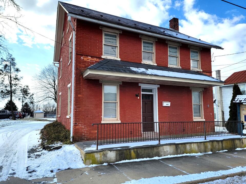 806 Main St in Akron, PA - Building Photo