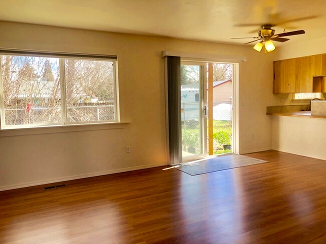 589 Van Wey Cir, Unit B in Eagle Point, OR - Foto de edificio - Building Photo
