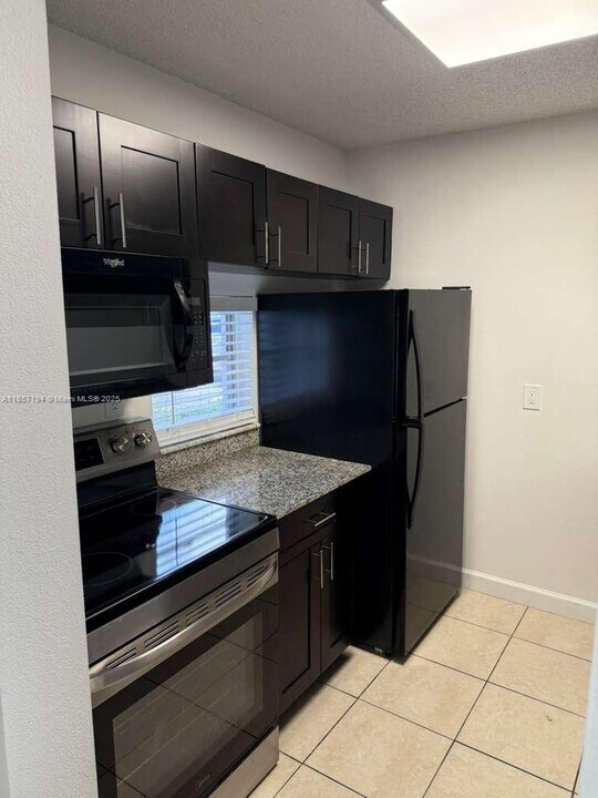 8620 N Sherman Cir in Miramar, FL - Building Photo