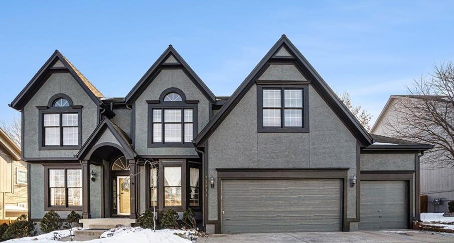 12811 W 122nd Terrace in Overland Park, KS - Building Photo