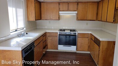 1445 Cottage Pl in Porterville, CA - Foto de edificio - Building Photo