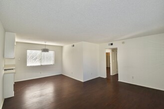 12338 Oxnard St, Unit 204 in Los Angeles, CA - Building Photo - Building Photo