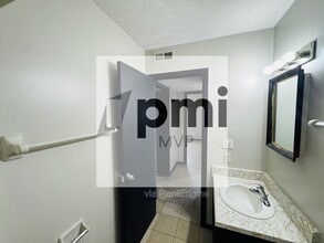 828 Whitethorne Ave in Columbus, OH - Building Photo - Building Photo