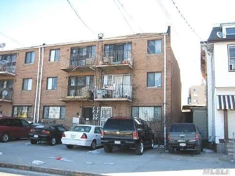 31-49 Linden Pl in Flushing, NY - Building Photo