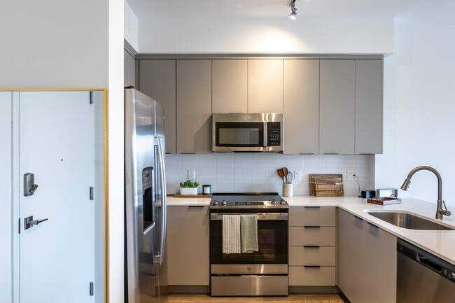 Oaklyn in Oakland Park, FL - Building Photo - Interior Photo