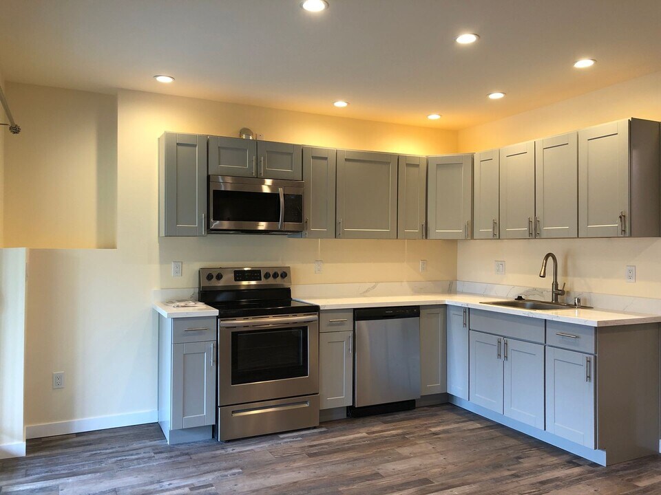 21500 121st Pl SE, Unit 21500 121st Place SE Daylight basement in Kent, WA - Building Photo