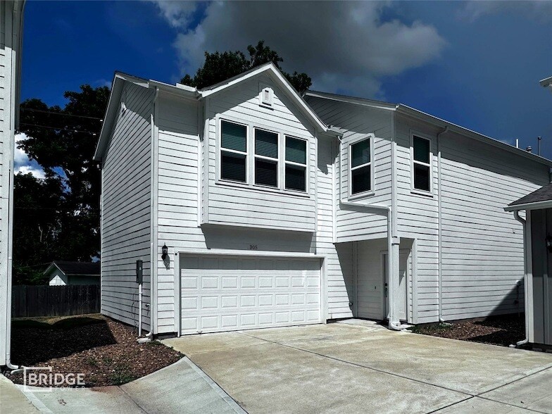 305 Huisache St in Lake Jackson, TX - Building Photo