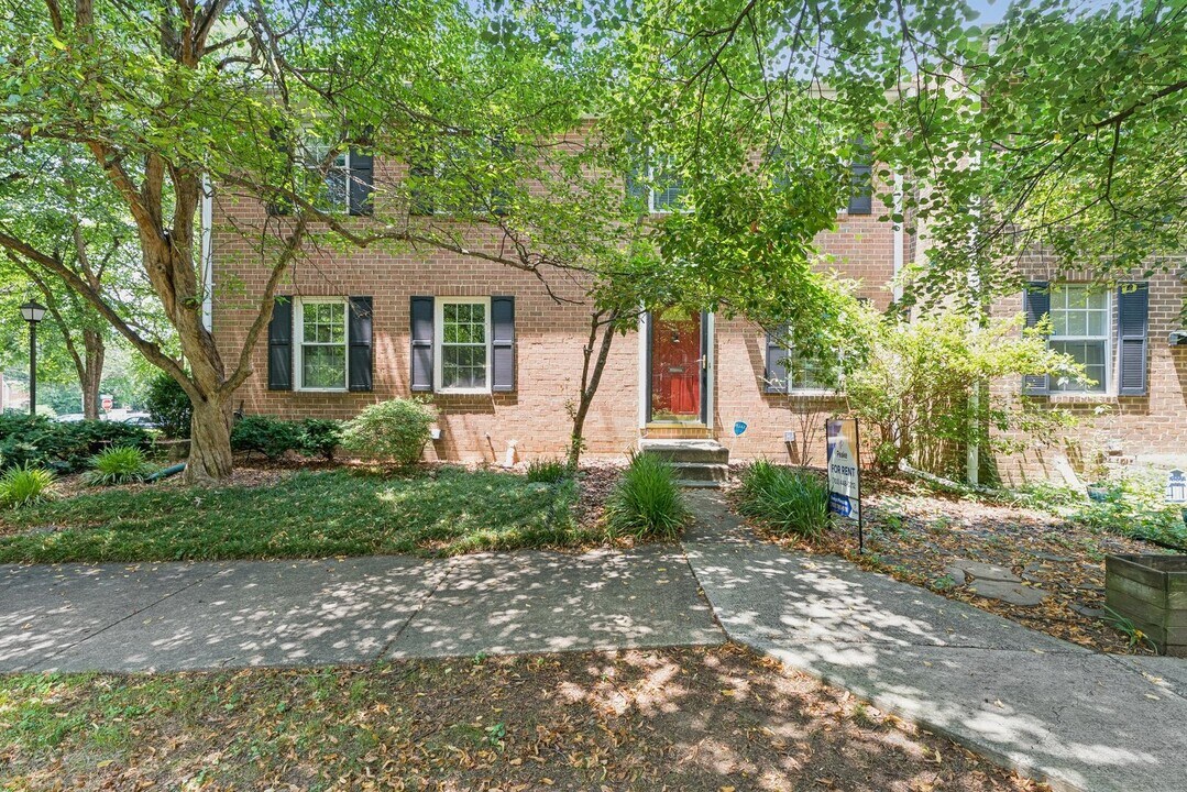 512 S Henry St in Alexandria, VA - Building Photo