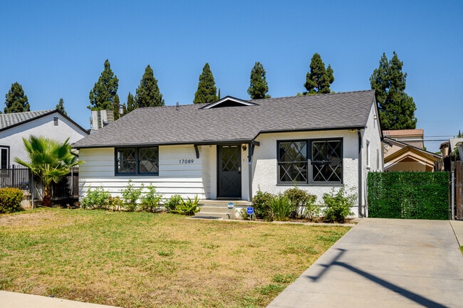 17089 Kingsbury St in Granada Hills, CA - Foto de edificio - Building Photo