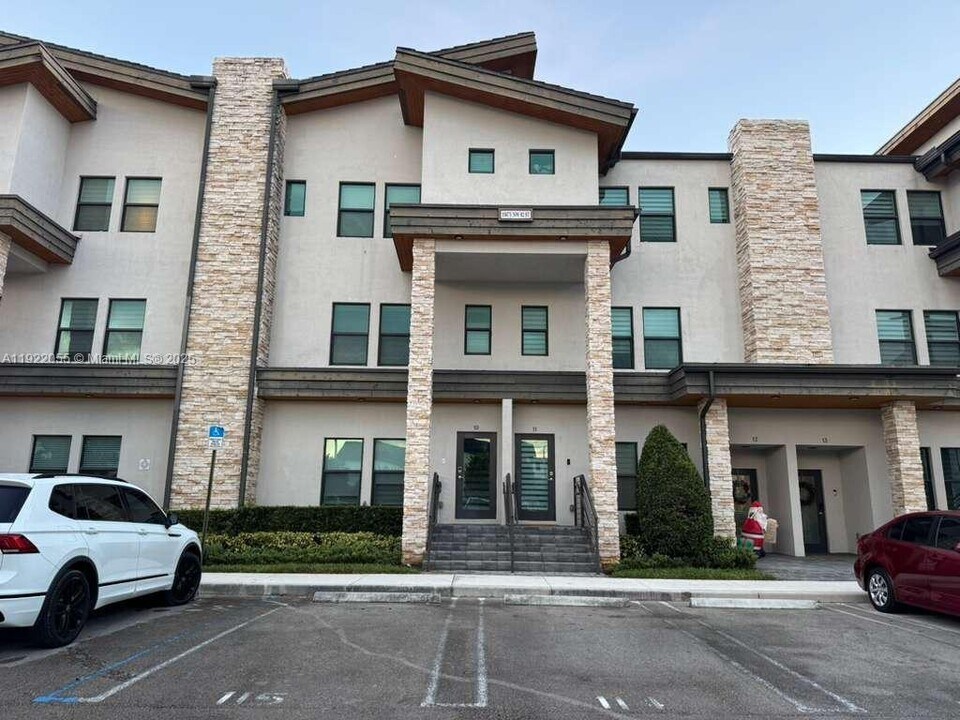 10473 NW 82nd St in Doral, FL - Building Photo