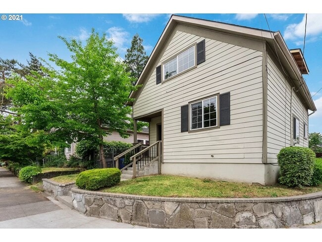 847 NE Webster St in Portland, OR - Building Photo - Building Photo