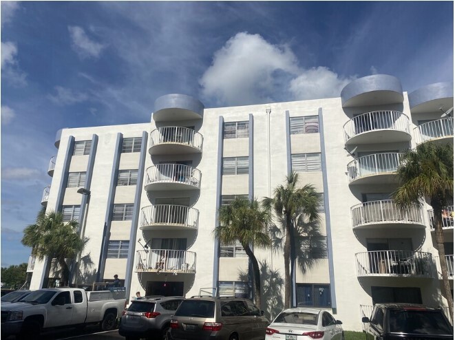 Elizabeth Gardens at Lauderhill in Lauderhill, FL - Building Photo