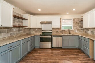 931 W Hutchins Pl in San Antonio, TX - Building Photo - Building Photo