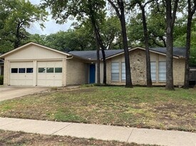 5400 Holly Trail in Arlington, TX - Building Photo