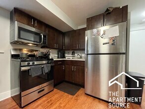 2028 N Sawyer Ave, Unit G in Chicago, IL - Foto de edificio - Building Photo