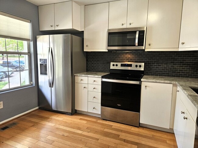 12146 Flag Harbor Dr in Germantown, MD - Foto de edificio - Building Photo