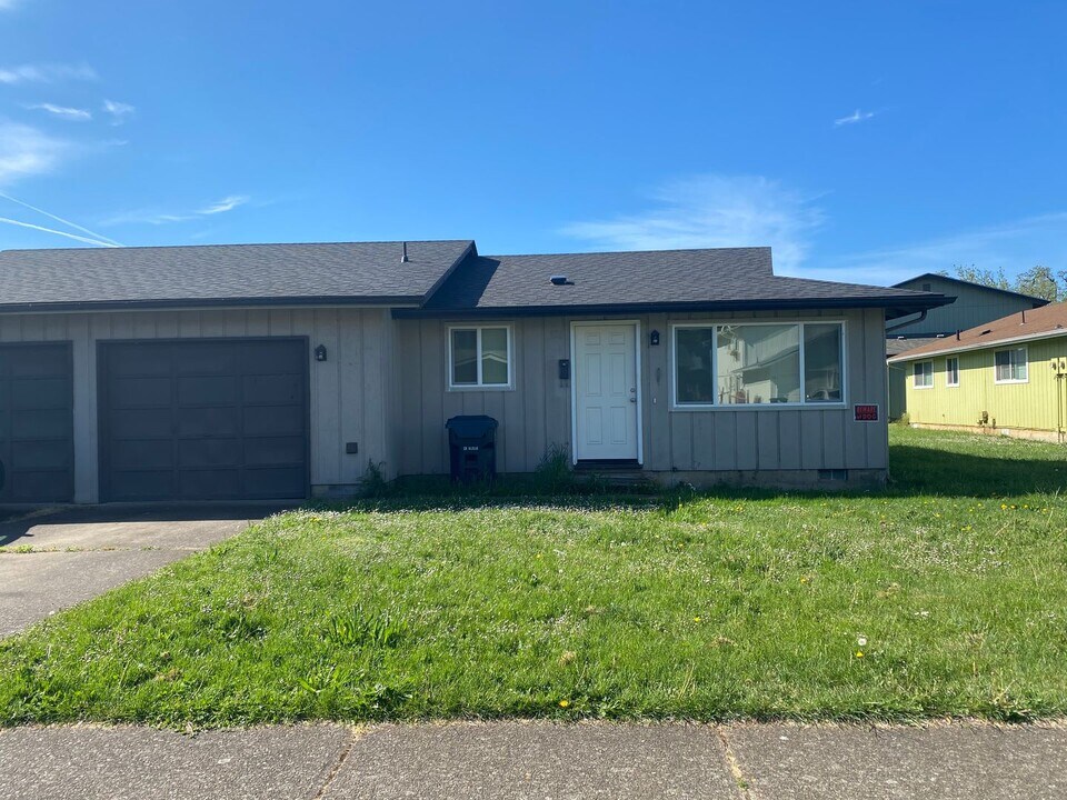 121-123 U St in Springfield, OR - Building Photo