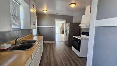 417 W Franklin Way in Dinuba, CA - Building Photo - Building Photo