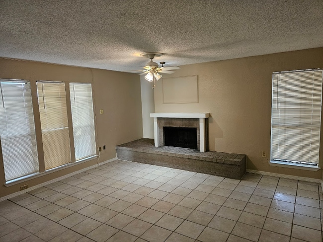 9611 Walnut St in Dallas, TX - Foto de edificio - Building Photo