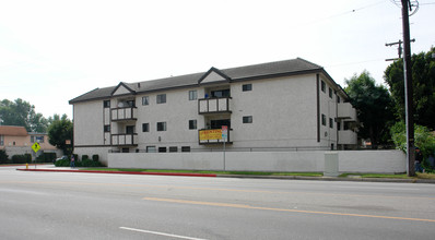 6351 Ranchito Ave in Van Nuys, CA - Foto de edificio - Building Photo