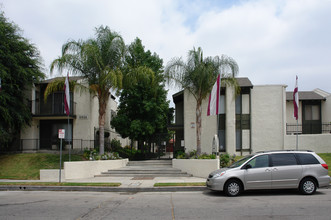 International Village Apartments in Canoga Park, CA - Building Photo - Building Photo